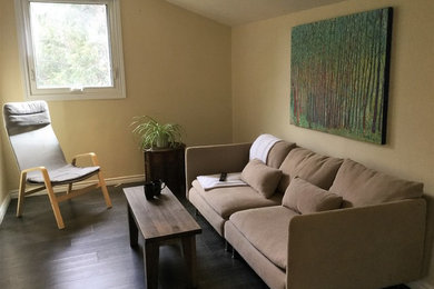 Diseño de sala de estar cerrada ecléctica pequeña con paredes beige y televisor colgado en la pared