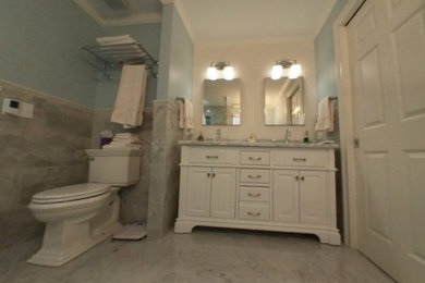 Design ideas for a traditional bathroom in Chicago.