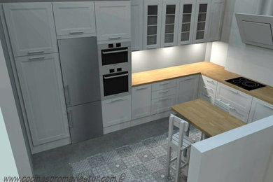 Modelo de cocina escandinava con puertas de armario blancas, encimera de madera, electrodomésticos de acero inoxidable y suelo de baldosas de cerámica