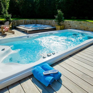 Oberirdischer, Großer Klassischer Whirlpool hinter dem Haus in rechteckiger Form mit Dielen in Sonstige