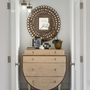 Idéer för en liten klassisk hall, med vita väggar och flerfärgat golv