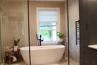 Example of a transitional bathroom design in Chicago