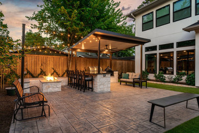 Photo of a modern patio in Houston.