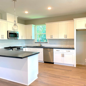 Comfortable White Kitchen and bathroom in Seabrook, TX