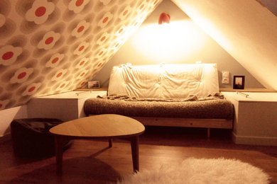 他の地域にある小さなミッドセンチュリースタイルのおしゃれなロフト寝室 (青い壁、淡色無垢フローリング、暖炉なし)