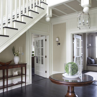 Inspiration för en vintage hall, med mörkt trägolv och svart golv