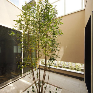 東京23区のモダンスタイルのおしゃれな中庭のテラス (日よけなし) の写真