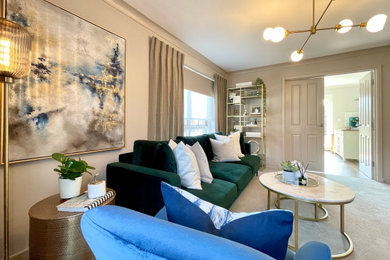 Ejemplo de salón para visitas cerrado moderno de tamaño medio con paredes beige, moqueta, televisor colgado en la pared, suelo beige, panelado y cortinas