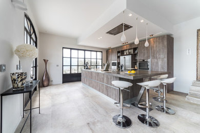 Idées déco pour une très grande cuisine parallèle contemporaine.