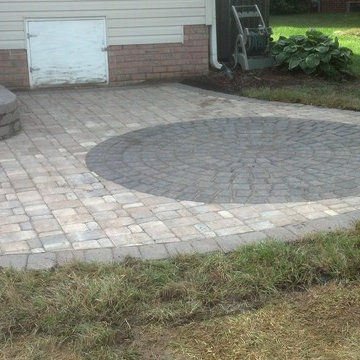 Cobblestone patio w/ circle and planter
