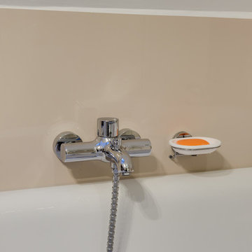 Bad in einer Dachschräge mit Eckbadewanne und Dusche