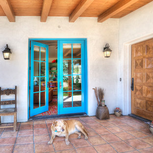 サンタバーバラの両開きドアサンタフェスタイルのおしゃれな玄関 (青いドア) の写真