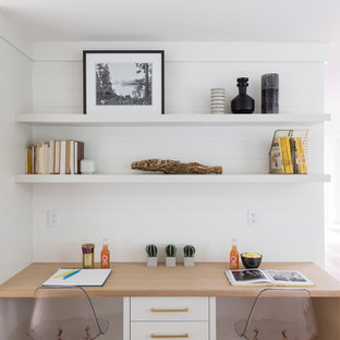 Foto di uno studio country con pareti bianche, parquet chiaro, scrivania incassata e pavimento beige