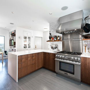 Esempio di una cucina contemporanea di medie dimensioni con ante lisce, ante in legno bruno, paraspruzzi con piastrelle di metallo, elettrodomestici in acciaio inossidabile, paraspruzzi a effetto metallico, top in quarzo composito, penisola e pavimento grigio