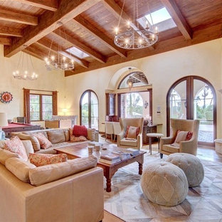 Großes Mediterranes Wohnzimmer mit braunem Holzboden in Sonstige