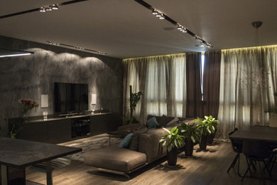 Источник вдохновения для домашнего уюта: большая гостиная комната в современном стиле с серыми стенами, паркетным полом среднего тона, отдельно стоящим телевизором и коричневым полом