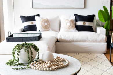 Offenes Modernes Wohnzimmer mit weißer Wandfarbe und hellem Holzboden in Sunshine Coast