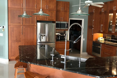 Example of a classic kitchen design in Tampa