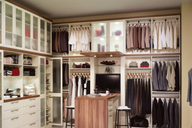 Example of an urban gender-neutral closet design in Miami
