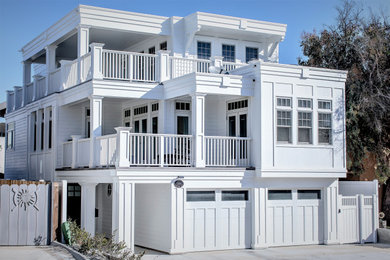 Beach style exterior home photo in Los Angeles