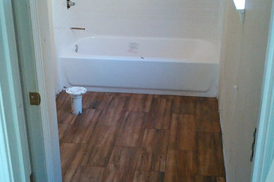おしゃれな浴室 (白いタイル、サブウェイタイル、磁器タイルの床) の写真