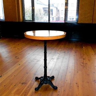 フィラデルフィアの広いラスティックスタイルのLDKの画像 (ベージュの壁、無垢フローリング、暖炉なし)