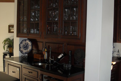 Home bar - craftsman home bar idea in Huntington