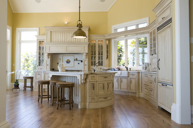 Example of a classic kitchen design in Vancouver