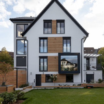 Modernes Einfamilienhaus mit leuchtendem Glaskubus