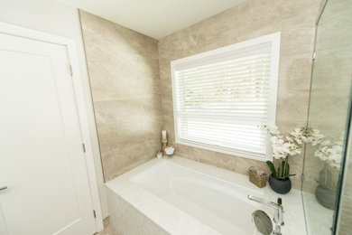 Imagen de cuarto de baño minimalista con baldosas y/o azulejos de porcelana y suelo de baldosas de porcelana