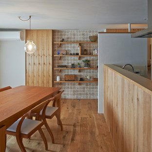 大阪のコンテンポラリースタイルのLDKの画像 (白い壁、無垢フローリング)