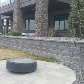 Retaining wall with circular patio