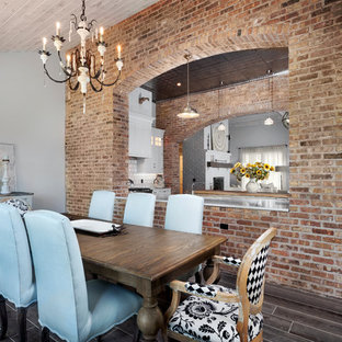 Inredning av ett shabby chic-inspirerat mellanstort kök, med en rustik diskho, skåp i shakerstil, vita skåp, bänkskiva i kvarts, beige stänkskydd, stänkskydd i mosaik, rostfria vitvaror, klinkergolv i keramik, en köksö och grått golv