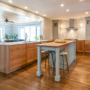 Große Klassische Küche in U-Form mit Vorratsschrank, Unterbauwaschbecken, hellen Holzschränken, Granit-Arbeitsplatte, Küchengeräten aus Edelstahl, braunem Holzboden, Kücheninsel, buntem Boden, flächenbündigen Schrankfronten, Küchenrückwand in Grün und Rückwand aus Steinfliesen in Boston