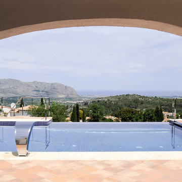 Piscina con cubierta automática y desbordante