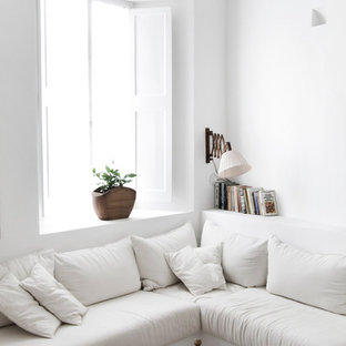 Ejemplo de salón mediterráneo, de tamaño medio, sin chimenea, con paredes blancas