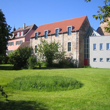 Moderne Gaubenfenster in altem Sandsteingebäude