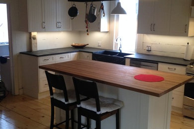 Kitchen - cottage kitchen idea in Toronto