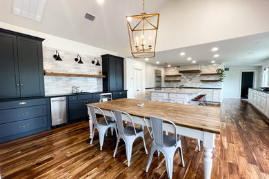 Foto de comedor de cocina abovedado de estilo de casa de campo extra grande con paredes blancas, suelo de madera en tonos medios y suelo marrón