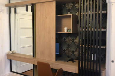 Modelo de despacho actual pequeño con paredes verdes y escritorio empotrado