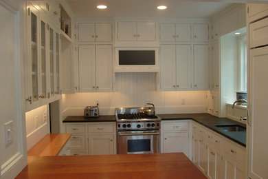 Kitchen - small traditional kitchen idea in New York