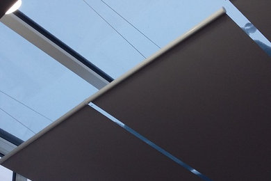 ウエストミッドランズにある低価格の小さなコンテンポラリースタイルのおしゃれなサンルーム (ガラス天井) の写真