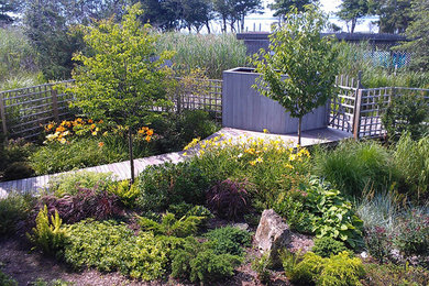 Diseño de camino de jardín minimalista de tamaño medio en verano en patio delantero con exposición parcial al sol y entablado