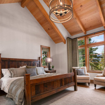 Cascade Mountain Home: Bedroom