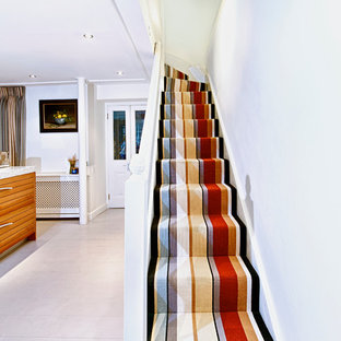 Inredning av en klassisk stor hall, med grå väggar och målat trägolv