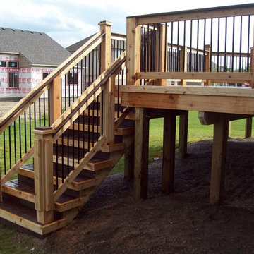 TREX TRANSCENDS VINTAGE LANTERN COLOR with cedar railing system