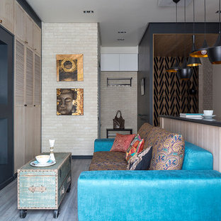 Выдающиеся фото от архитекторов и дизайнеров интерьера: маленькая открытая гостиная комната в стиле фьюжн с полом из ламината, телевизором на стене и бежевыми стенами