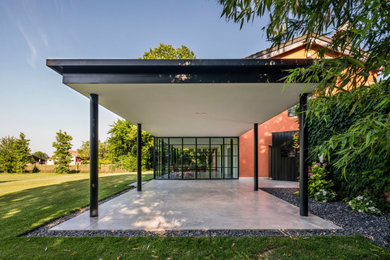 Esempio di un ampio patio o portico con colonne moderno dietro casa con pavimentazioni in cemento