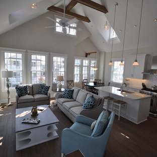 Immagine di un piccolo soggiorno stile marinaro aperto con pareti bianche, pavimento in legno massello medio, camino classico, cornice del camino piastrellata, TV a parete e pavimento marrone