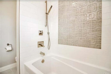 オレンジカウンティにあるトランジショナルスタイルのおしゃれな浴室 (シャワー付き浴槽	、ベージュのタイル、サブウェイタイル、磁器タイルの床、ベージュの床) の写真